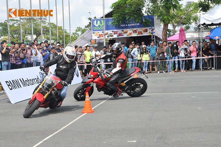 Đúng 9h sáng ngày 15/8, lễ hội  Vietnam Motorbike Festival 2015 đã diễn ra trong không khí vô cùng sôi nổi với hàng trăm môtô PKL cùng nhiều chiếc xe độ lạ mắt tham dự.